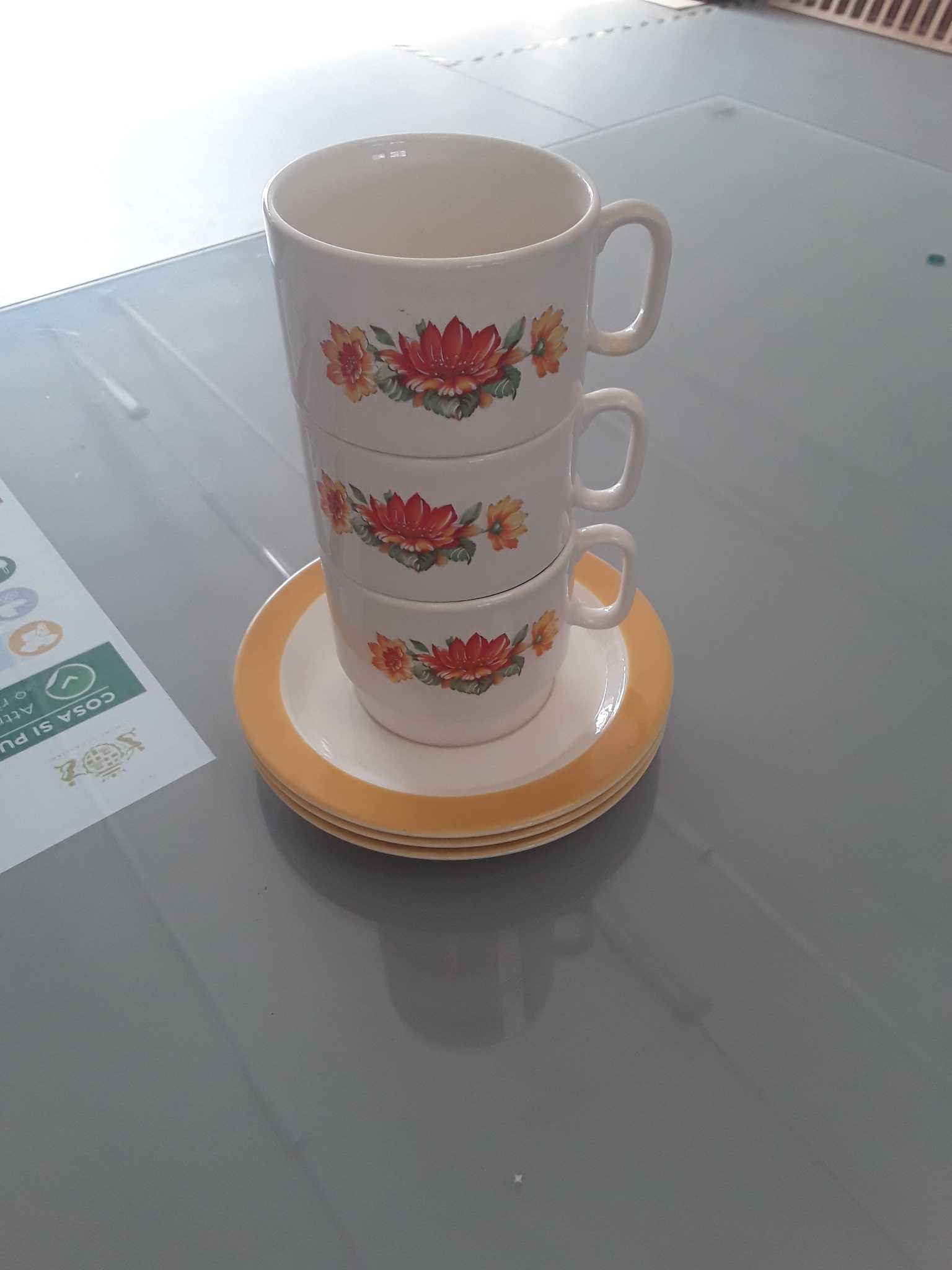Tazze da tè con piatti