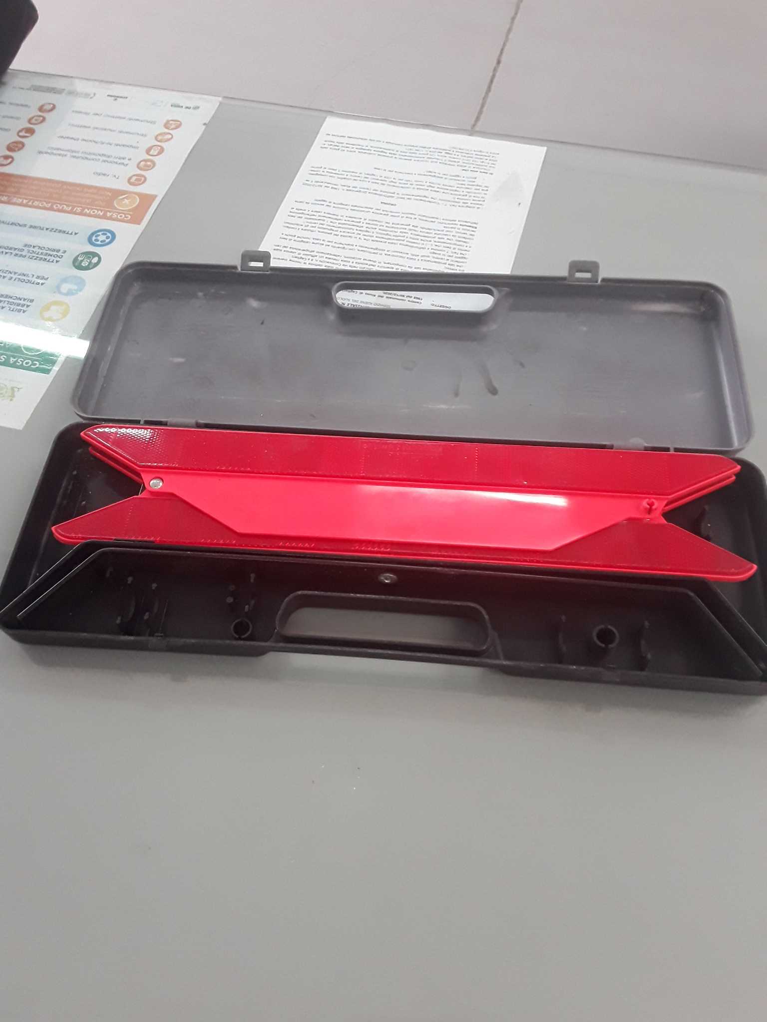 Triangolo d'emergenza auto 